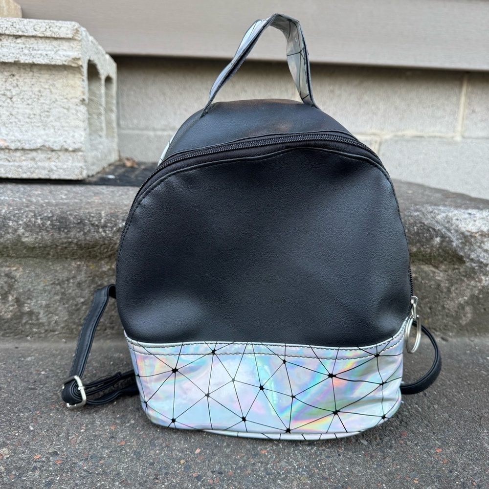 geometric holo backpack✨
